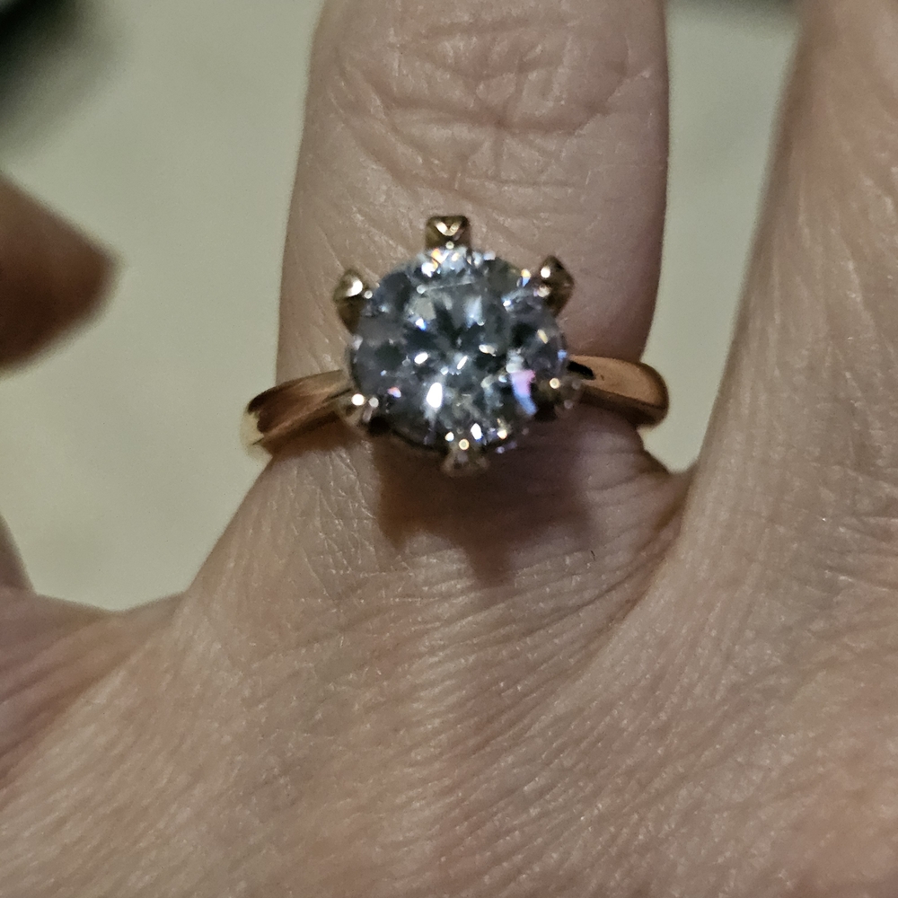 Elegant Gold Solitaire Ring - Picture 4 of 5